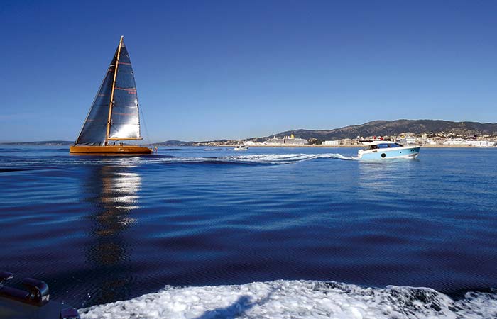 Powerboat and sailboat passing